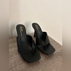 6.5 skinny black thong heel NEW IN BOX!